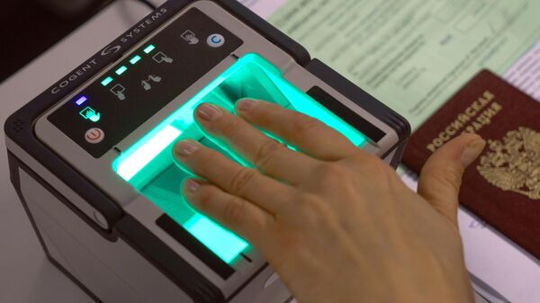 Demostración del procedimiento de recogida de datos biométricos en el centro de visados de San Petersburgo - Sputnik Mundo