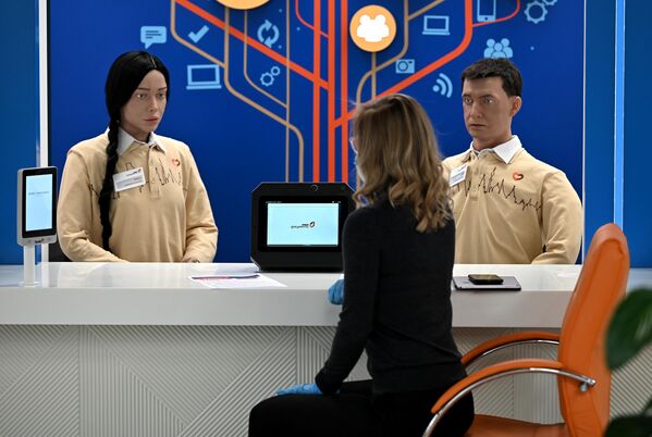 Robots androides en el nuevo Centro multifuncional para la prestación de servicios estatales y municipales de Moscú. - Sputnik Mundo