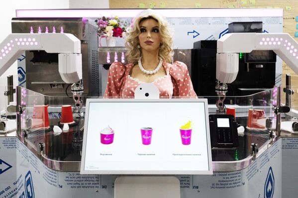La cajera robot Duniasha en la presentación de un café robótico en Perm, Rusia. - Sputnik Mundo