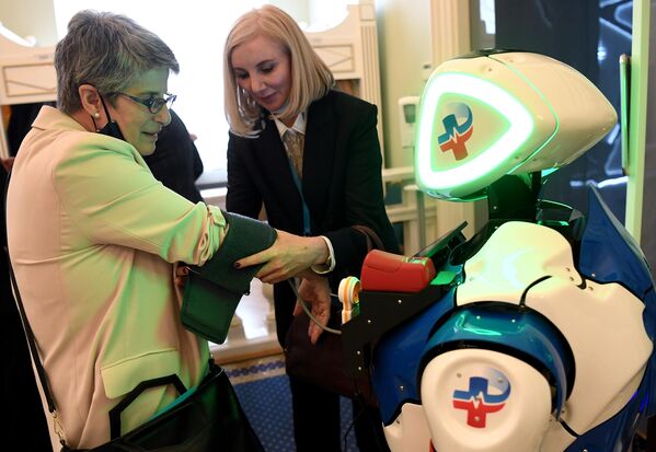 Robot diagnosticador en el tercer Foro Euroasiático de Mujeres en San Petersburgo, Rusia. - Sputnik Mundo