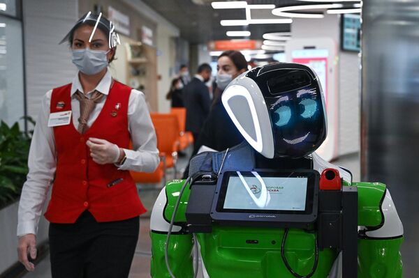 Robot-informador en uno de los centros de servicios públicos Moi Dokumenti en Moscú. Robot-informador en uno de los centros de servicios públicos Moi Dokumenti en Moscú. - Sputnik Mundo