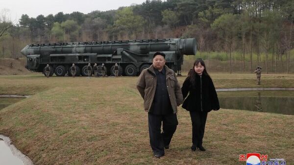 Kim Jong-un y su hija antes del lanzamiento del nuevo misil balístico intercontinental Hwasong-18 - Sputnik Mundo