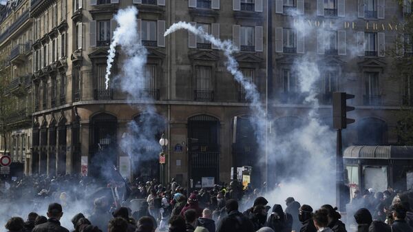 Protestas contra la reforma de las pensiones en Francia - Sputnik Mundo
