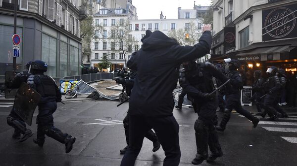 Manifestantes en contra de la reforma de pensiones en Francia se enfrentan con la Policía - Sputnik Mundo
