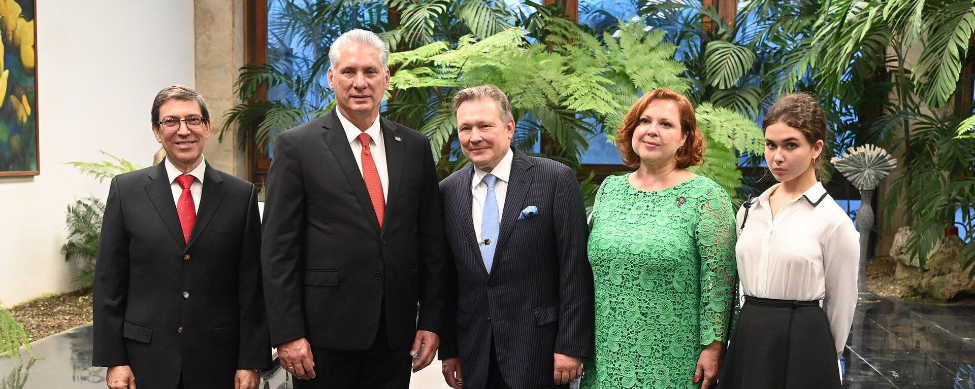 Víсtor Koronelli, Embajador de la Federación de Rusia junto a Miguel Díaz-Canel - Sputnik Mundo, 1920, 15.04.2023