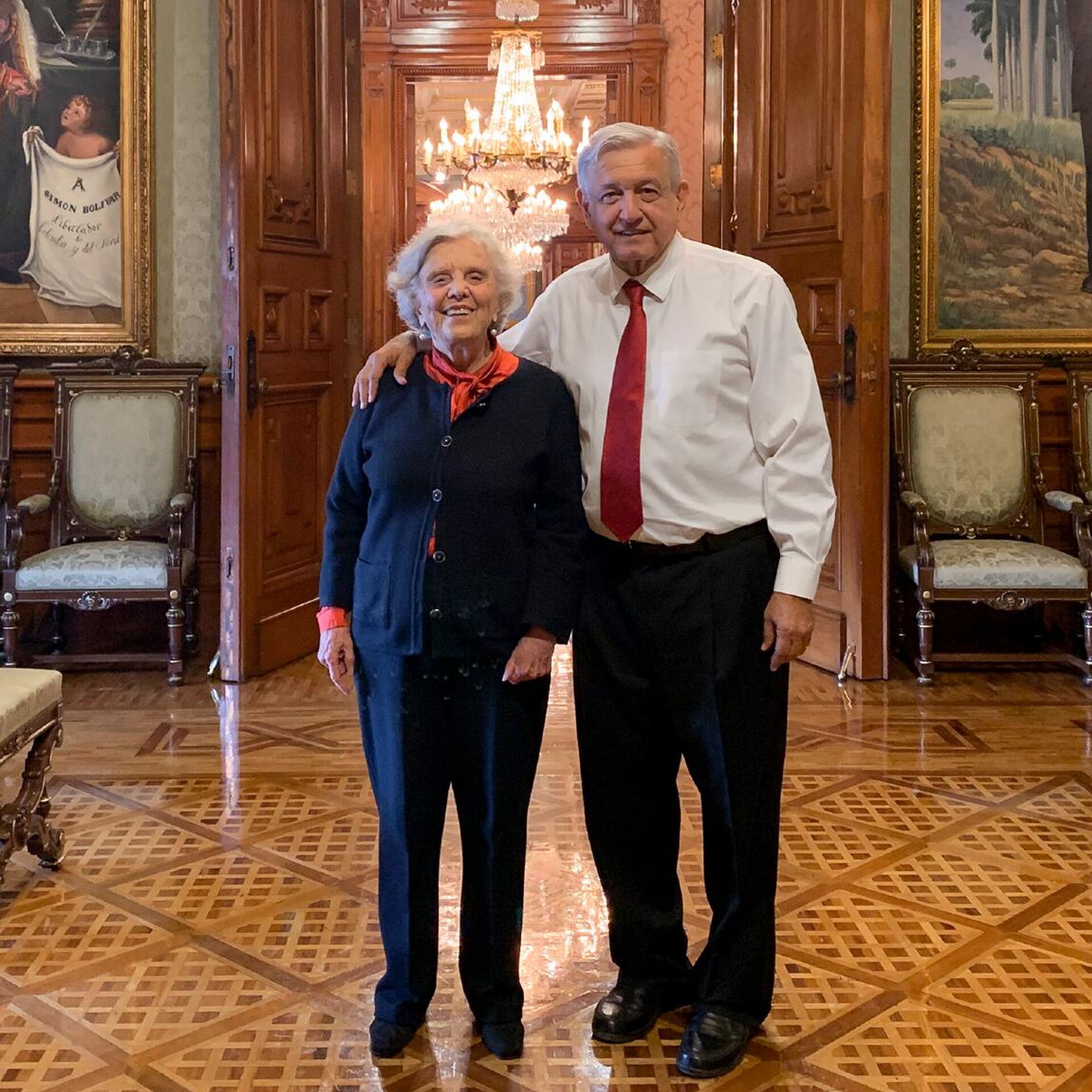 AMLO reconoce a la escritora Elena Poniatowska: "Es una santa laica