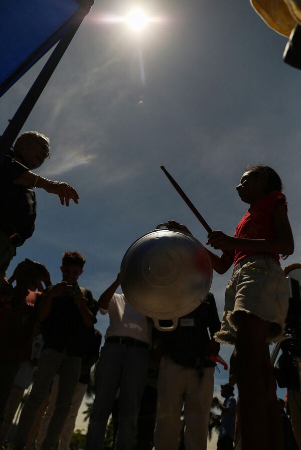 A las 2:36:56 (hora UTC), los discos visibles de la Luna y la Tierra se alinearon y comenzó un eclipse total que duró 1 minuto y 16 segundos. En la foto: el presidente de Timor Oriental, José Ramos-Horta, realiza un rito al amanecer durante el eclipse solar híbrido. A las 2:36:56 (hora UTC), los discos visibles de la Luna y la Tierra se alinearon y comenzó un eclipse total que duró 1 minuto y 16 segundos. En la foto: el presidente de Timor Oriental, José Ramos-Horta, realiza un rito al amanecer durante el eclipse solar híbrido. - Sputnik Mundo