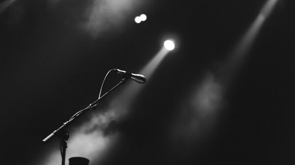 Un micrófono durante un concierto (imagen referencial) - Sputnik Mundo