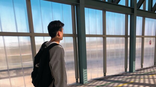 Un joven caminando en un aeropuerto (imagen referencial) - Sputnik Mundo