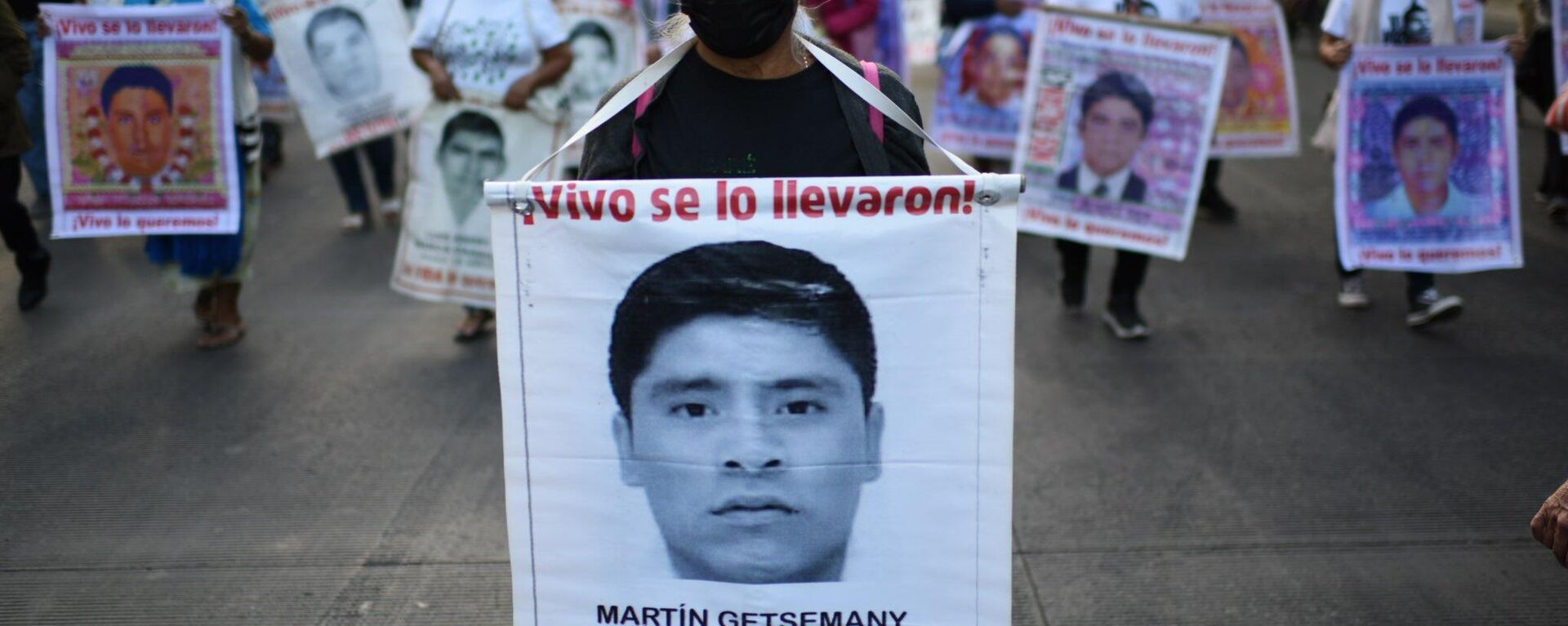 Marcha con motivo de los 100 meses de la desaparición de los 43 normalistas de Ayotzinapa, celebrada en enero de 2023. - Sputnik Mundo, 1920, 22.04.2023
