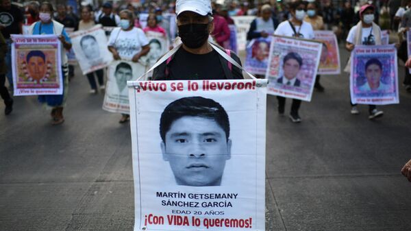 Marcha con motivo de los 100 meses de la desaparición de los 43 normalistas de Ayotzinapa, celebrada en enero de 2023. - Sputnik Mundo
