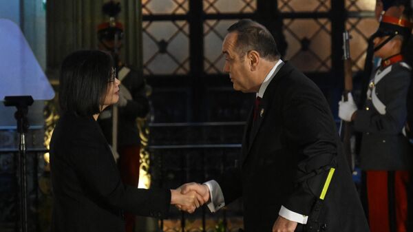 La presidenta de Taiwán, Tsai Ing-wen (izquierda), y el presidente de Guatemala, Alejandro Giammattei - Sputnik Mundo