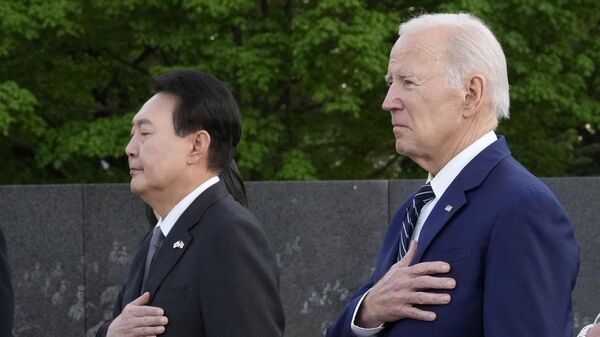 El presidente surcoreano Yoon Suk-yeol, y su par estadounidense, Joe Biden - Sputnik Mundo