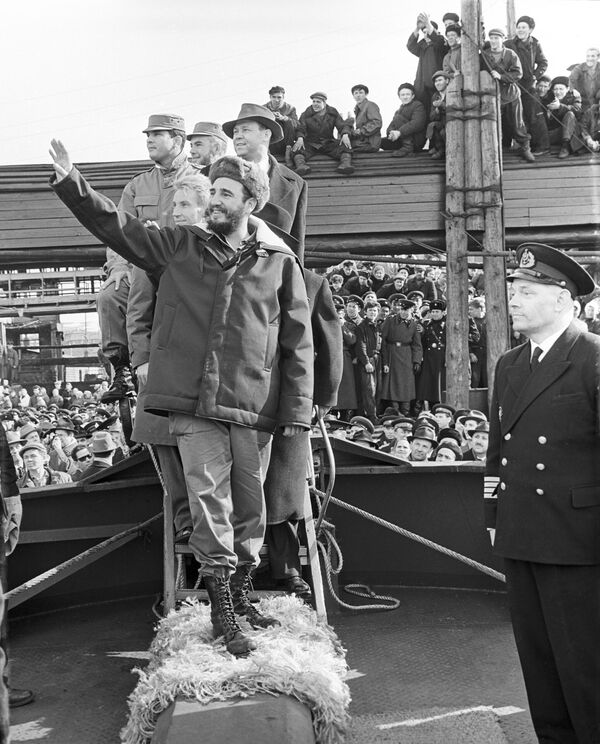 Esta fue la visita más larga del estadista a la Unión Soviética, duró más de un mes, hasta el 3 de junio. Durante este tiempo, el mandatario viajó por todo el país. En la foto: Fidel Castro saluda a los residentes de Múrmansk. - Sputnik Mundo
