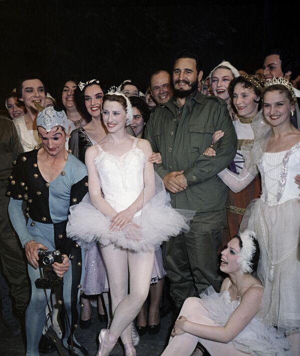 También visitó el Teatro Bolshói, donde, tras la representación de El lago de los cisnes, el comandante conversó con la prima-ballerina Maya Plisétskaya (ctro.) y otros bailarines. - Sputnik Mundo