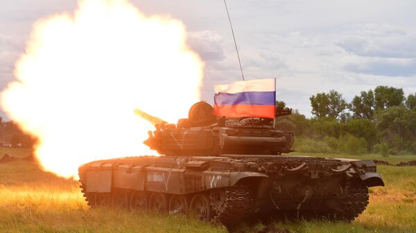 El tanque T-72 probó su funcionalidad tras ser reparado en una zona especial de operaciones militares en Ucrania - Sputnik Mundo