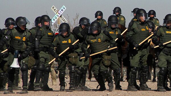 Oficiales de la Patrulla Fronteriza de Estados Unidos en Nuevo México, en la frontera con México - Sputnik Mundo