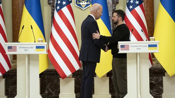 El presidente de EEUU, Joe Biden, y el presidente de Ucrania, Volodímir Zelenski  - Sputnik Mundo
