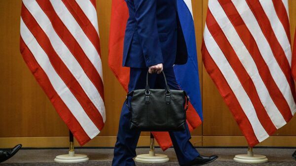Las banderas de EEUU y Rusia - Sputnik Mundo
