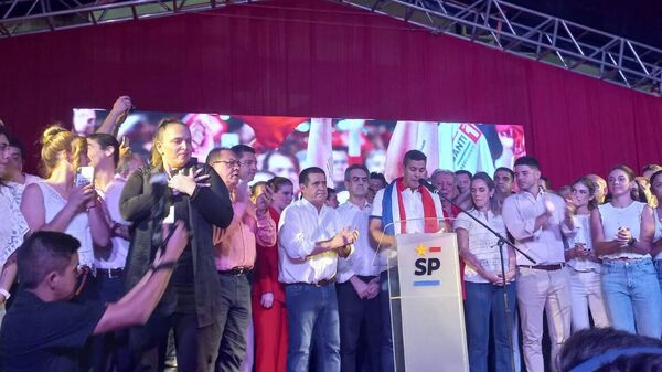 El virtual presidente electo de Paraguay, Santiago Peña, pronunció un discurso en el búnker del Partido Colorado tras su ventaja electoral - Sputnik Mundo