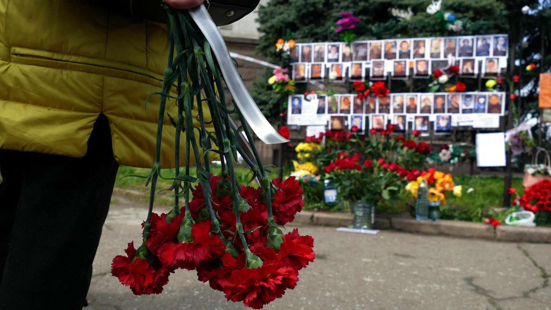 Los residentes de Odesa llevan flores a la Casa de los Sindicatos en 2021 (archivo) - Sputnik Mundo, 1920, 02.05.2023