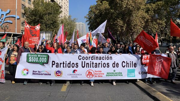 Marcha de miles de personas en Santiago de Chile el Primero de Mayo - Sputnik Mundo
