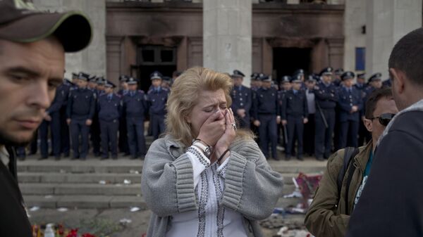 Женщина плачет у сгоревшего Дома профсоюзов в Одессе  - Sputnik Mundo
