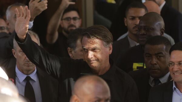 El expresidente de Brasil, Jair Bolsnaro, en las afueras de la sede del Partido Liberal en Brasilia - Sputnik Mundo