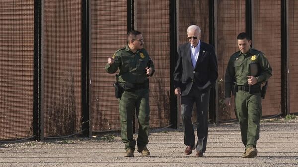 Joe Biden en compañía de agentes de la Patrulla Fronteriza  - Sputnik Mundo