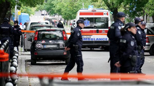 Ambulancias y agentes de policía llegan tras un tiroteo en una escuela de la capital serbia, Belgrado, el 3 de mayo de 2023. - Sputnik Mundo