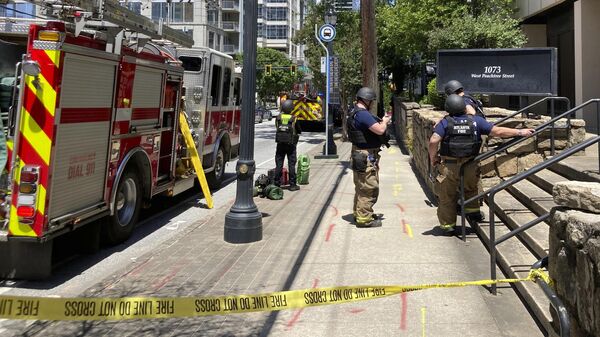 Personal de emergencia responde a la escena de un tiroteo activo en Atlanta el 3 de mayo de 2023 - Sputnik Mundo