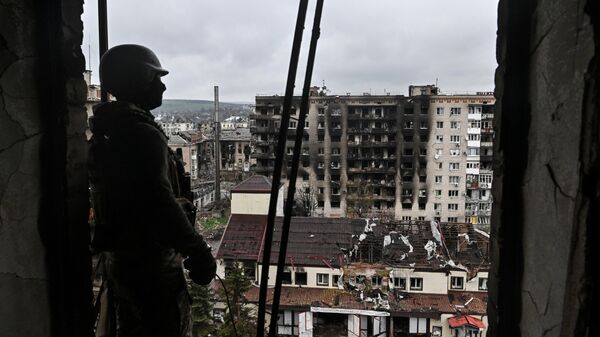 Soldado ruso inspecciona la zona destruida de Artiómovsk (archivo) - Sputnik Mundo
