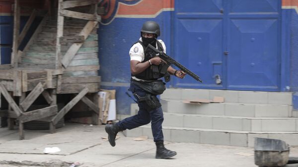 Un oficial de policía de Haití - Sputnik Mundo