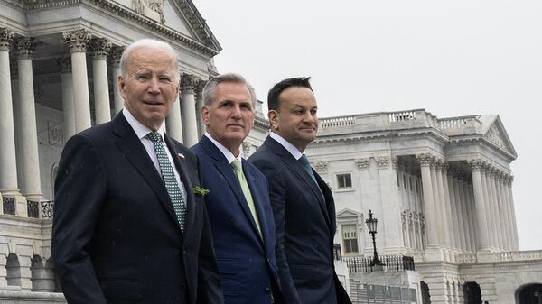 El presidente de EEUU, Joe Biden, camina al lado de Kevin McCarthy, presidente de la Cámara de Representantes, y con el político irlandés, Leo Varadkar, en el Capitolio - Sputnik Mundo