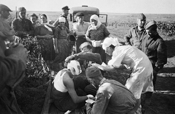 Varias enfermeras ayudan a los soldados heridos tras un ataque aéreo cerca de Chisináu en el primer día de la guerra, 22 de junio de 1941. - Sputnik Mundo