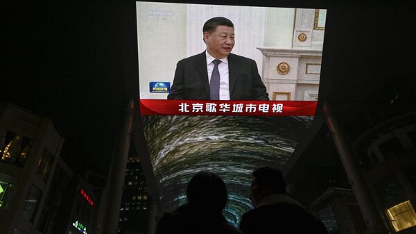 Una pantalla exterior muestra una cobertura de la reunión del presidente de China, Xi Jinping, con el presidente ruso, Vladimir Putin, durante una visita de Estado en Moscú, a lo largo de una calle de Pekín el 21 de marzo de 2023. - Sputnik Mundo