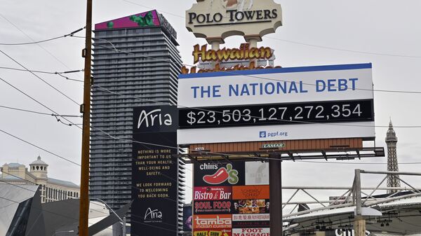 Una cartelera que muestra la deuda nacional de Estados Unidos se muestra a lo largo de Las Vegas Strip - Sputnik Mundo