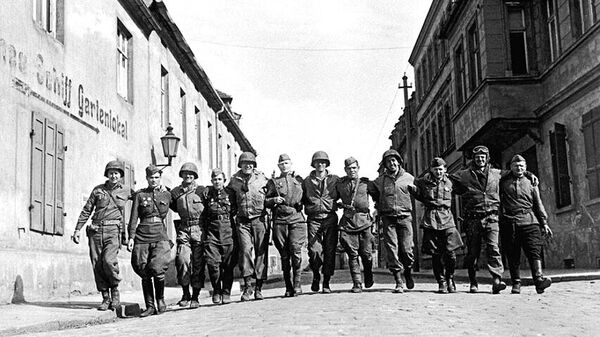 Los soldados sovieticos y los estadounidenses cerca de Torgau, Alemania. - Sputnik Mundo
