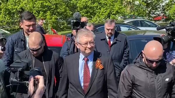 El embajador ruso Sergei Andreev (centro) no pudo depositar ofrenda en Polonia - Sputnik Mundo