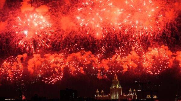 Праздничный салют в Москве в День Победы - Sputnik Mundo