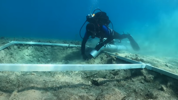Un buceador investiga la carretera submarina frente a la isla de Korčula - Sputnik Mundo