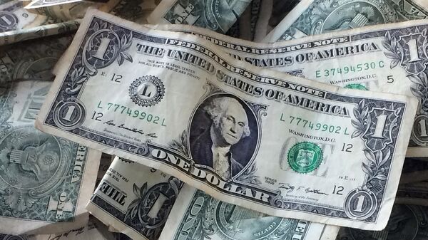 El dólar es una de las monedas más importantes del mundo y es originaria de Estados Unidos. - Sputnik Mundo
