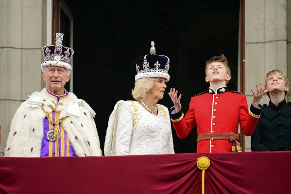 El rey Carlos III del Reino Unido con la reina consorte Camilla en el balcón del Palacio de Buckingham en Londres tras su coronación. - Sputnik Mundo