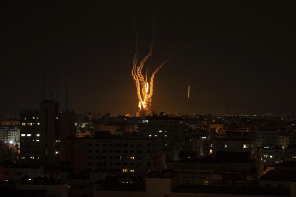 El lanzamiento de un cohete contra Israel desde la Franja de Gaza. - Sputnik Mundo