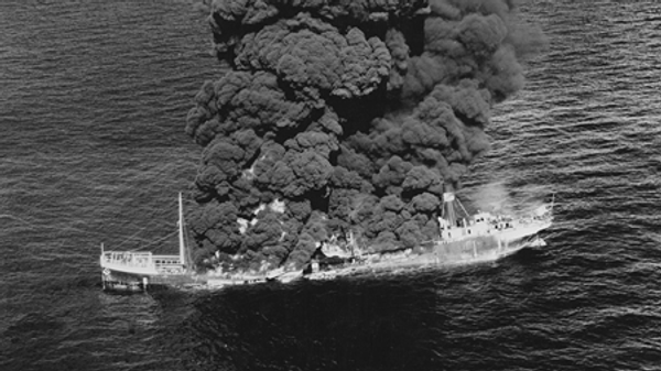 El buque mexicano Potrero del Llano arde en llamas luego de ser atacado por un submarino alemán en mayo de 1942. - Sputnik Mundo