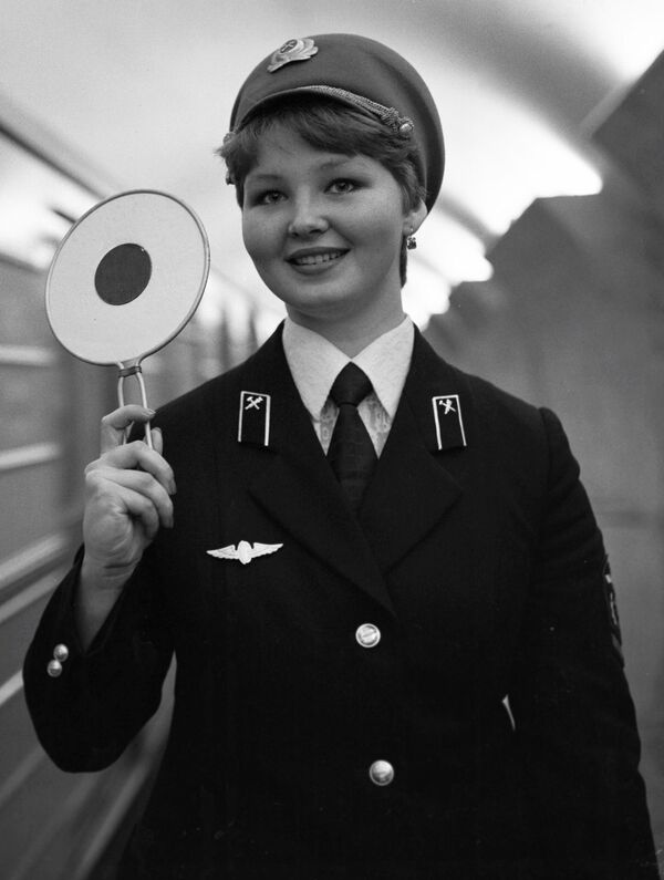 Una empleada de la estación de Mayakóvskaya en 1980. - Sputnik Mundo