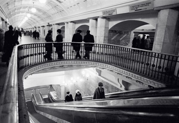 En los años de posguerra, el metro se desarrolló rápidamente. En 1954 se finalizó la línea Koltsevaya (Circular), con 12 estaciones y 20 km de longitud. Un viaje por la línea dura aproximadamente media hora. En la foto: el cambio de línea a la estación Prospect Mira del metro de Moscú. - Sputnik Mundo