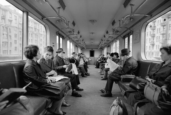 Pasajeros del metro de Moscú en un vagón en 1981. - Sputnik Mundo
