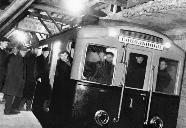Al principio, los pasajeros de la línea Sokólnicheskaya compraban billetes de papel y los mostraban a los controladores en las estaciones. Los billetes eran de un solo viaje, válidos durante 35 minutos, y se diferenciaban por el color: de Sokólniki a Park Kulturi eran amarillos, y en la dirección opuesta, rojos. En la foto: el primer tren del metro de Moscú en un viaje de prueba en 1935. - Sputnik Mundo