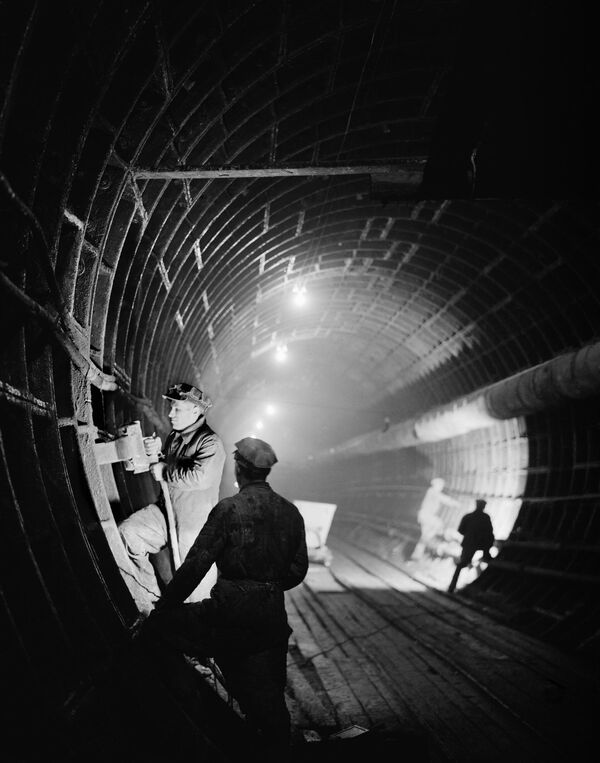 Durante mucho tiempo, la línea de metro más larga de Moscú fue Arbatsko-Pokróvskaya con una longitud de 45 km. Consta de 22 estaciones, que pueden recorrerse en 65 minutos. La construcción de la línea comenzó en 1938. En la foto: construcción de la línea de metro Arbatsko-Pokróvskaya en Moscú. - Sputnik Mundo